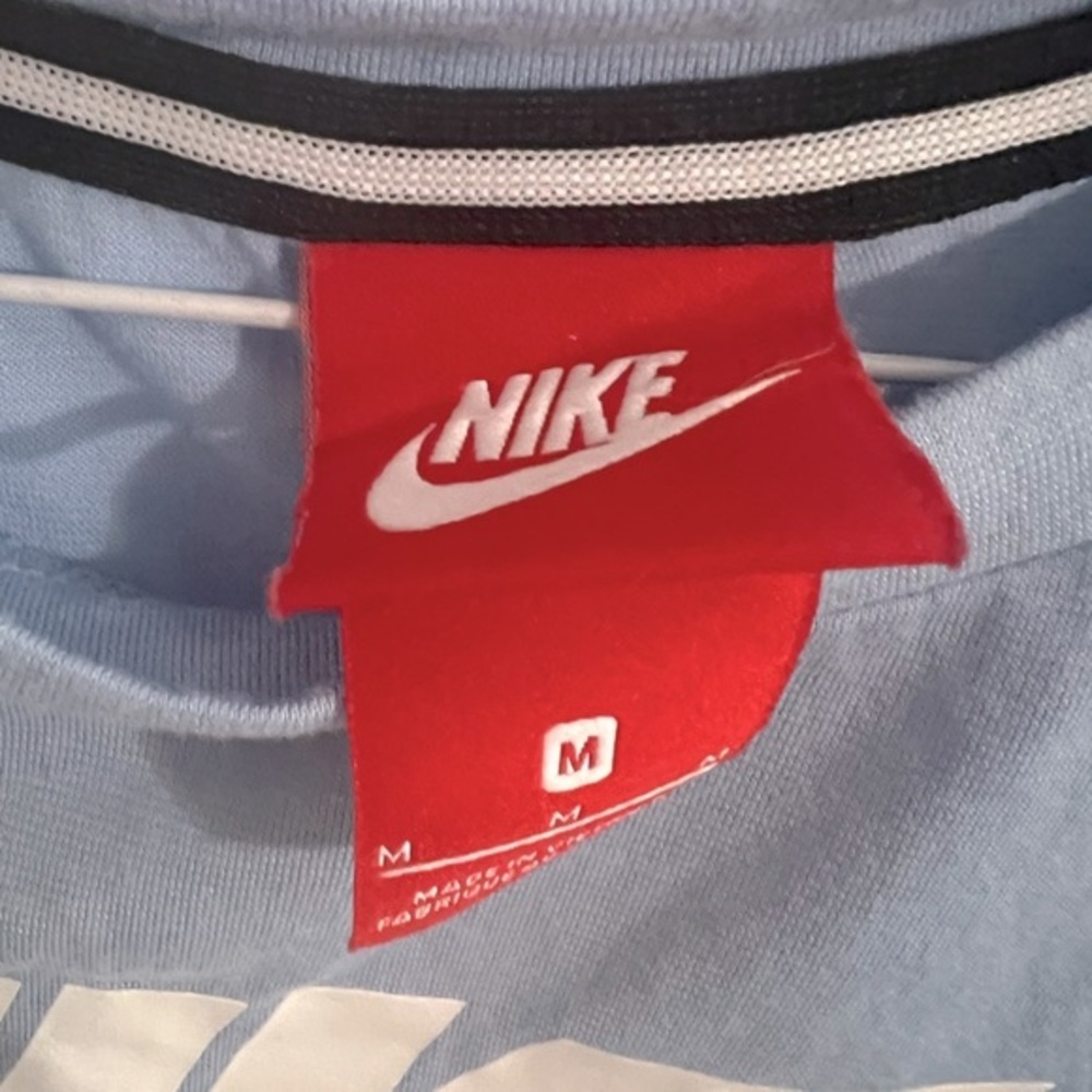 Women’s Nike crew shirt. Carolina blue. Size medium. - Picture 4 of 5
